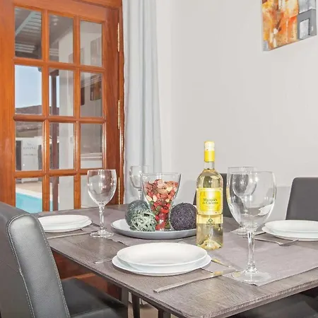 Playa Blanca Sleeps 4 Air Con Wifi *